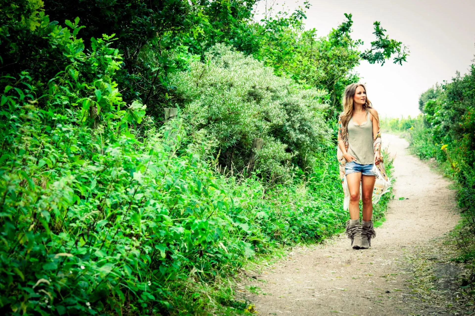 Rebecca wandelt over een pad in de natuur